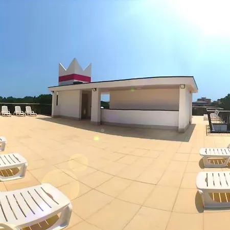 Days And Poolside Relax Apartment