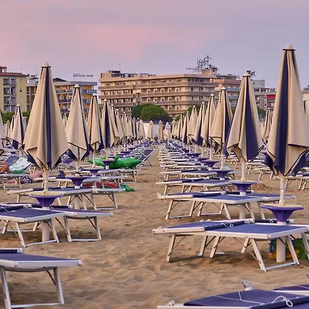 Апартаменты Days And Poolside Relax